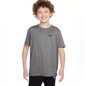 NIKE BIG KIDS DRI FIT LOGO GRAPHIC T-SHIRT ☑️